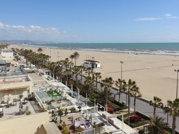 Las Mejores Playas de Valencia y Alrededores: Sol, Arena y Paella Frente al Mar