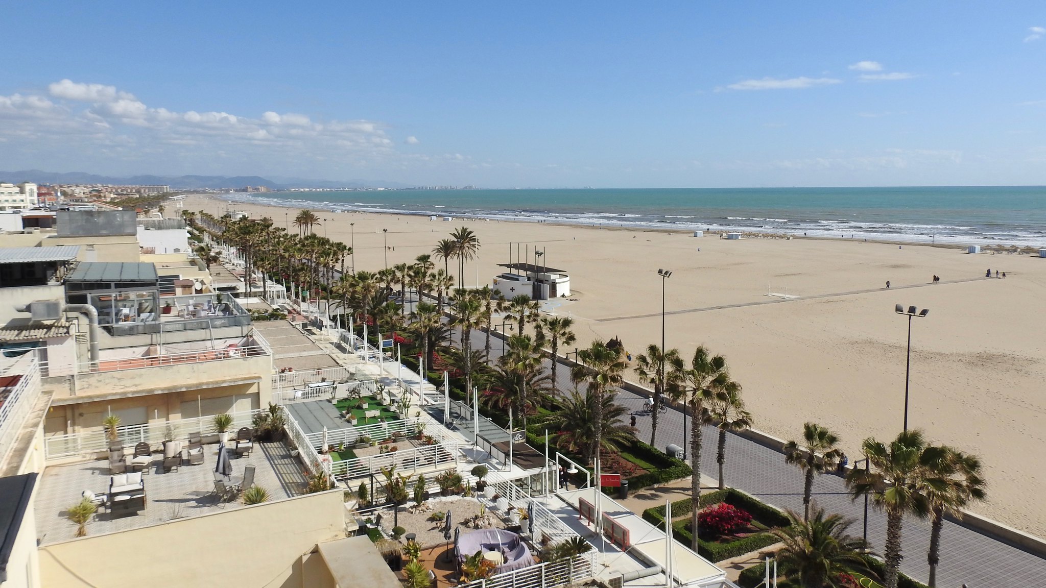 Las Mejores Playas de Valencia y Alrededores: Sol, Arena y Paella Frente al Mar