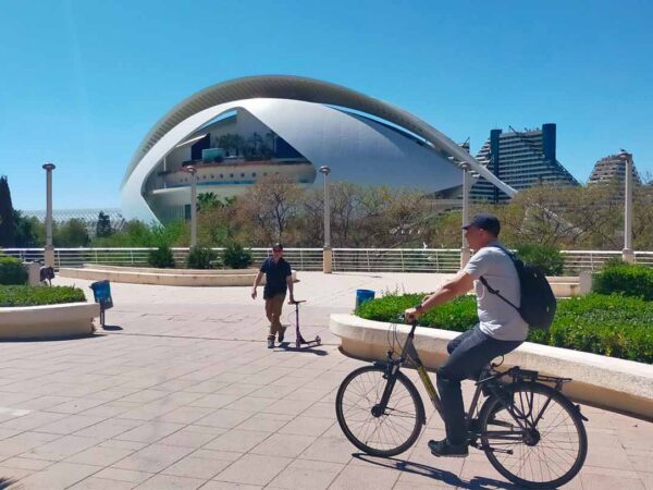 Valencia en Bicicleta: Las Mejores Rutas, Alquiler y Puntos de Interés