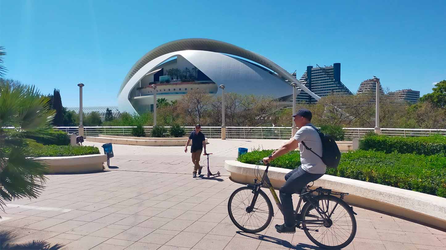Valencia en Bicicleta: Las Mejores Rutas, Alquiler y Puntos de Interés