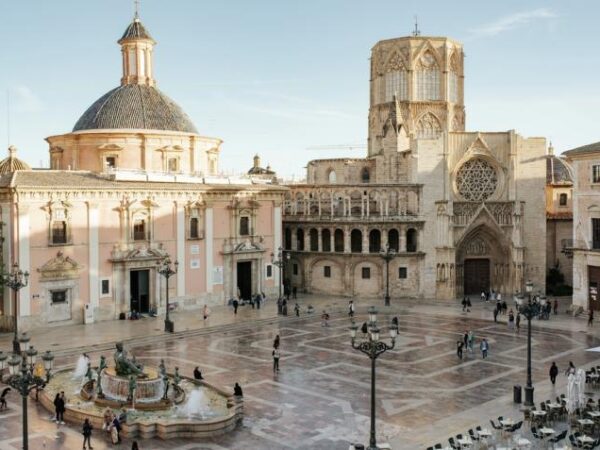 Explora el Barrio del Carmen: Historia, Arte Urbano y Vida Nocturna en Valencia