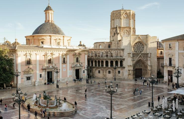 Explora el Barrio del Carmen: Historia, Arte Urbano y Vida Nocturna en Valencia