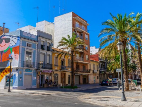 Cabanyal-Canyamelar: Descubre el Encanto Marinero de Valencia Más Allá de la Playa