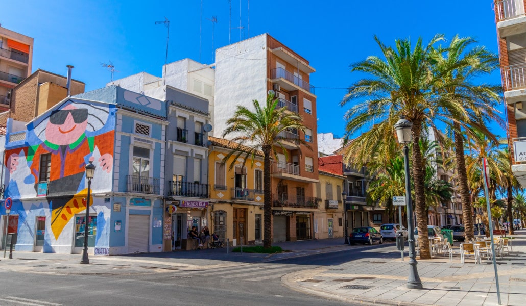 Cabanyal-Canyamelar: Descubre el Encanto Marinero de Valencia Más Allá de la Playa