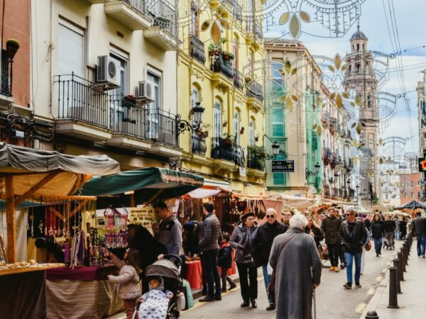 Explorando Ruzafa: El Barrio Más Trendy de Valencia (y por qué te encantará)