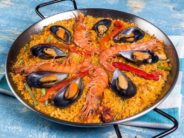 Paella de Marisco vs. Paella Valenciana: Diferencias y Dónde Probar Ambas en Valencia